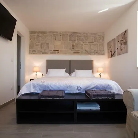 Morus Alba Apartment