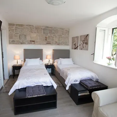 Morus Alba Apartment
