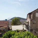 Morus Alba Apartment